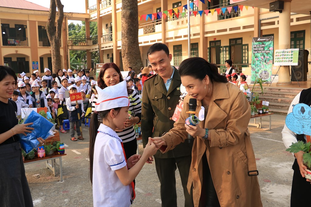 Trao[-]giải[-]cho[-]học[-]sinh[-]tham[-]dự[-]Cuộc[-]thi[-]trồng[-]cây[-]bảo[-]vệ[-]gấu